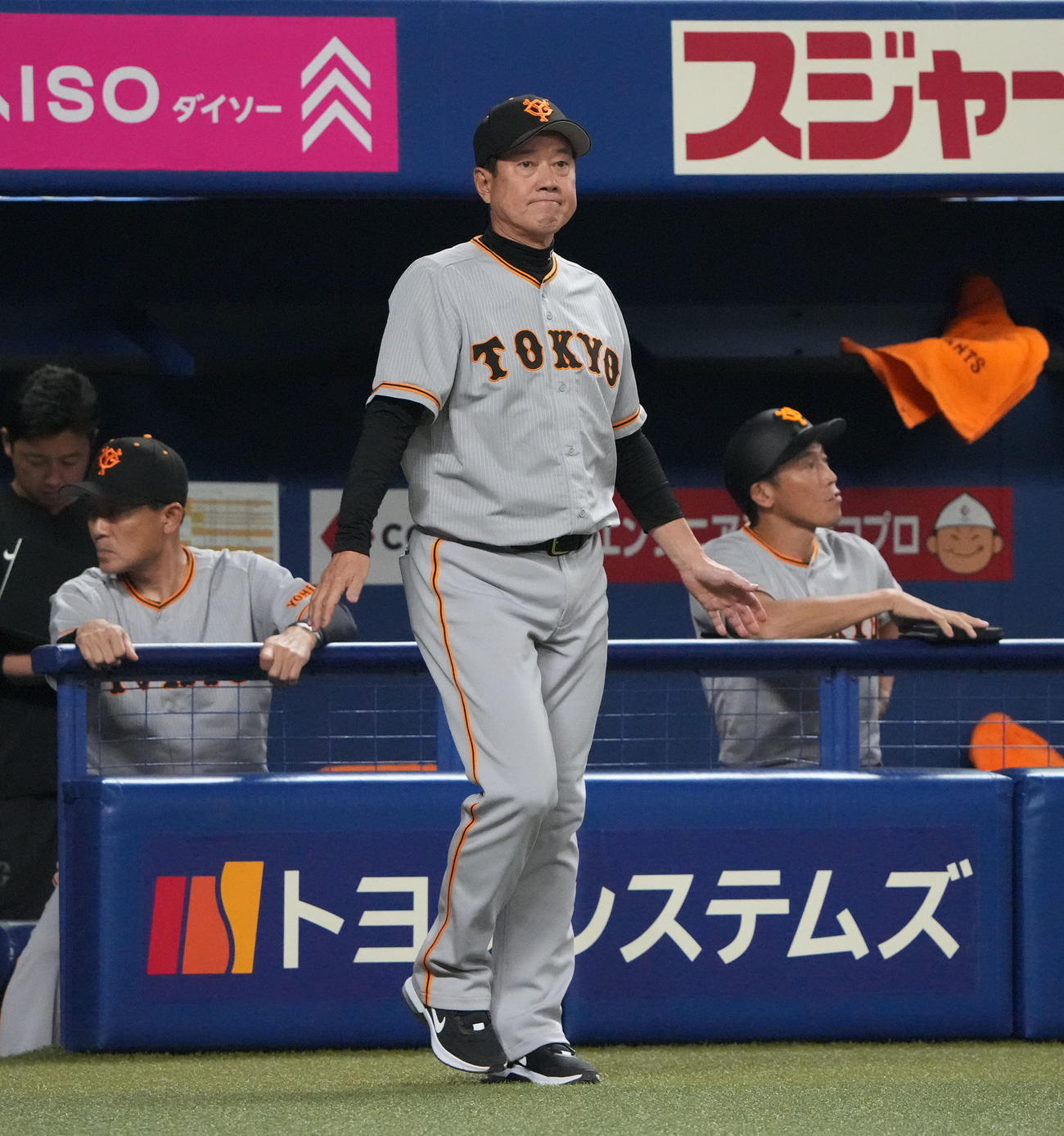 中日対巨人戦　8回裏中日無死一、三塁、投手交代を告げる原監督（撮影・森本幸一）