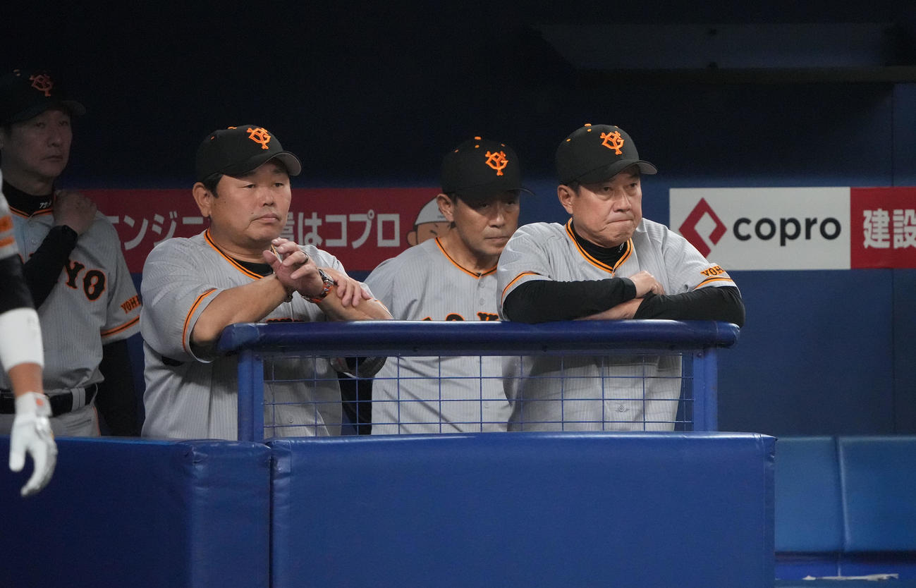 中日対巨人戦　試合終了、グラウンドを見つめる原監督（右）（撮影・森本幸一）