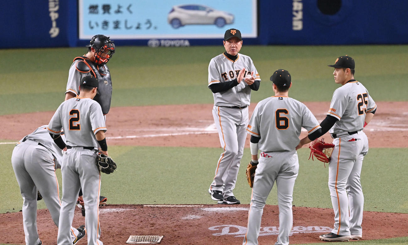 中日対巨人　7回裏、マウンドで投手の交代を告げた巨人原監督（左から4人目）はナインを鼓舞する（撮影・滝沢徹郎）