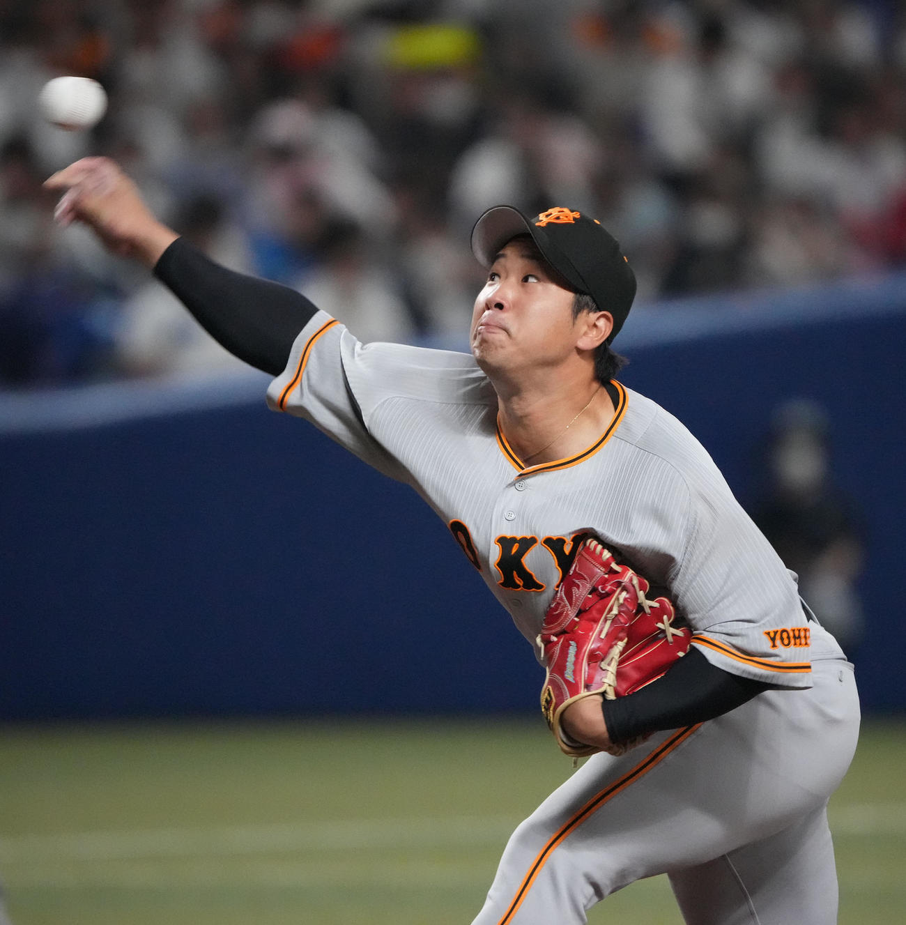 中日対巨人戦　6回裏、巨人2番手で登板する鍬原（撮影・森本幸一）