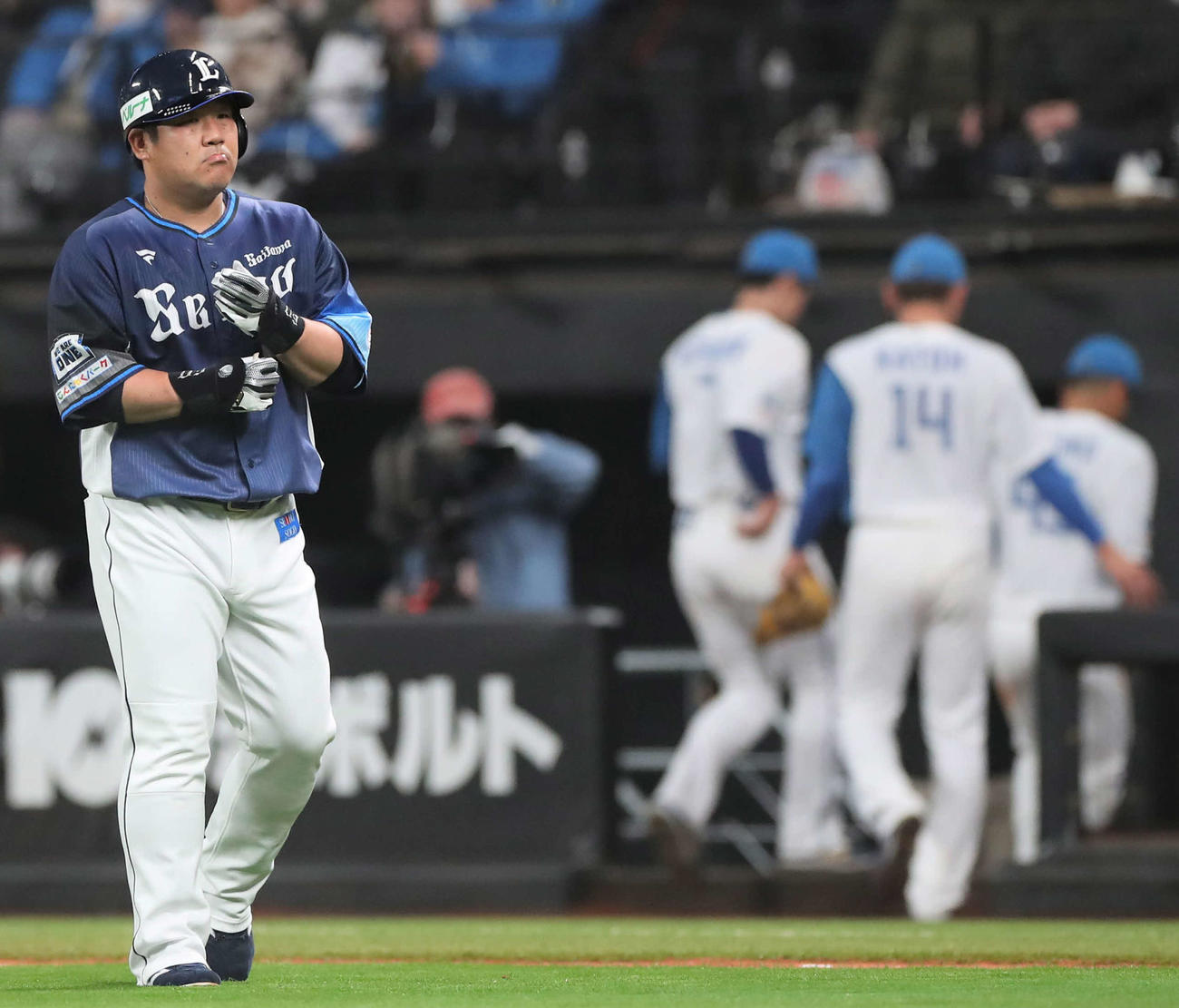 日本ハム対西武　7回表西武2死、右飛に終わり渋い表情でベンチに戻る中村。右手前は加藤貴（撮影・黒川智章）