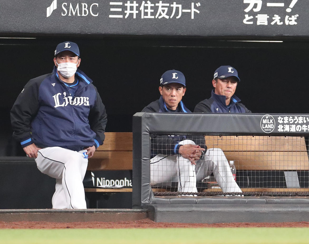 日本ハム対西武　ベンチで険しい表情の西武松井監督（中央）（撮影・佐藤翔太）