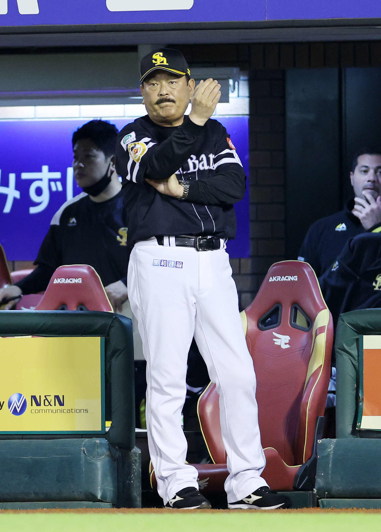 楽天対ソフトバンク　6回表、代打を告げるソフトバンク藤本監督（撮影・鈴木正人）