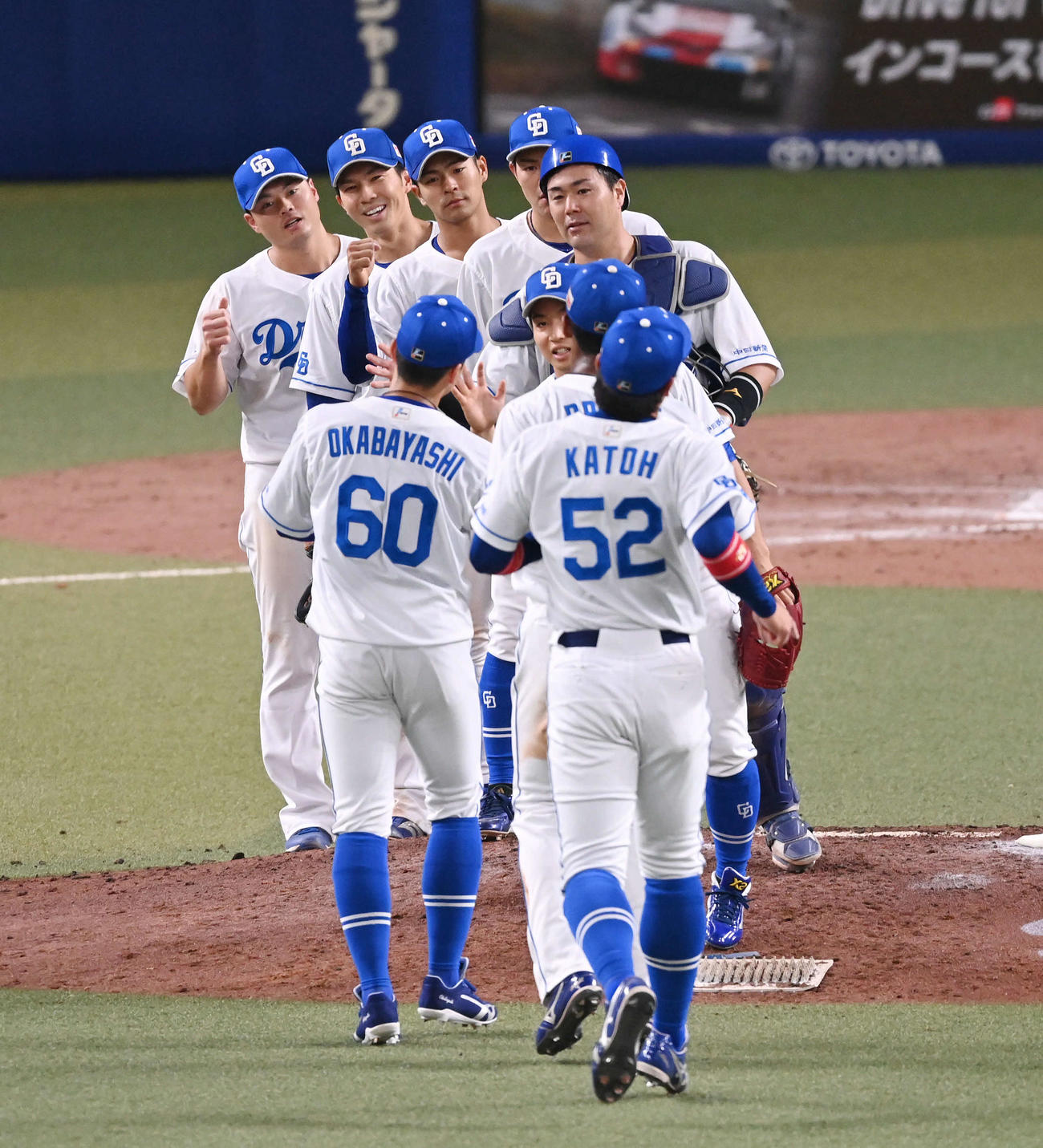 中日対巨人　　試合に勝利しタッチを交わす中日ナイン（撮影・滝沢徹郎）