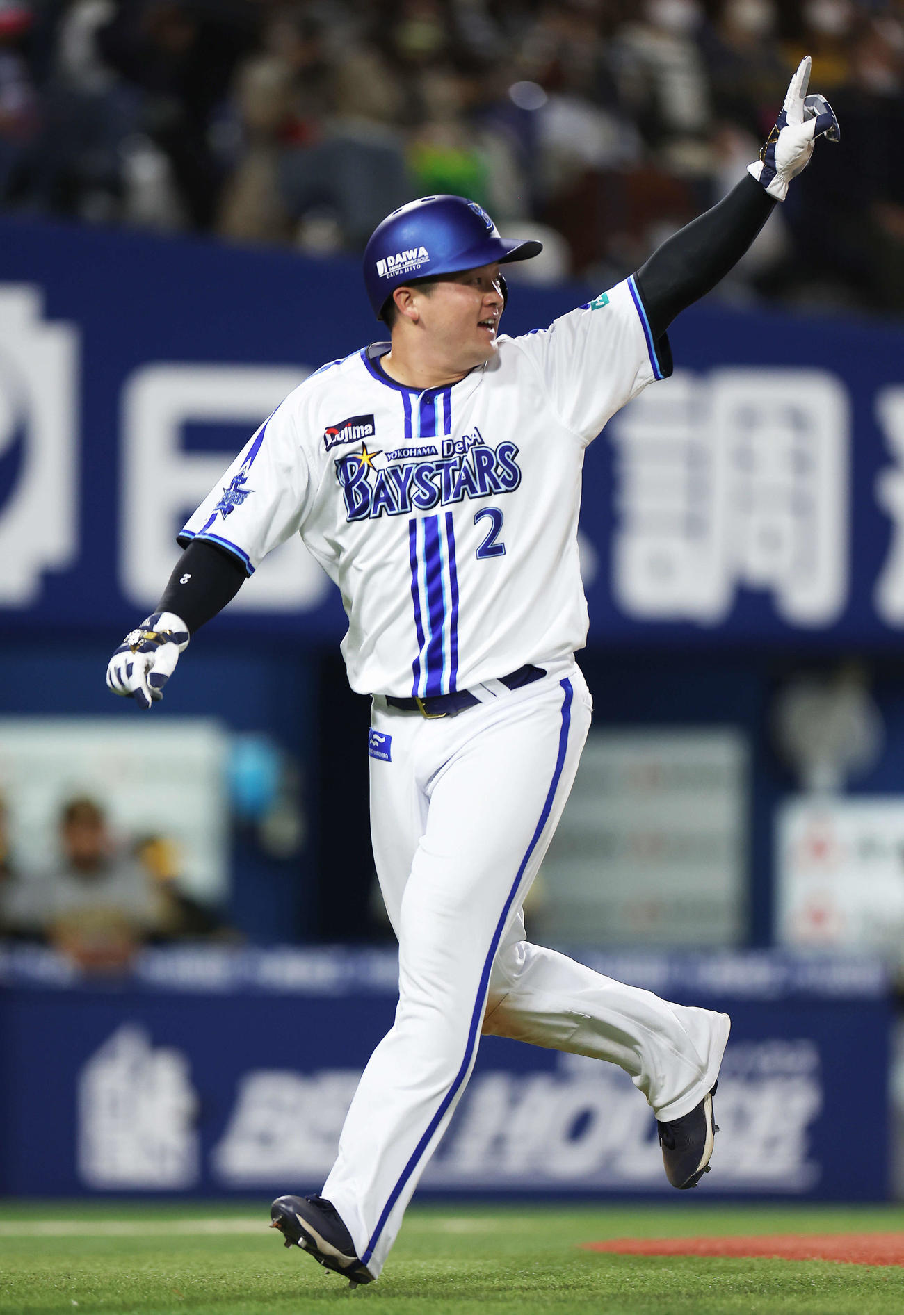 DeNA対阪神　4回裏DeNA2死二塁、関根大気の適時二塁打で生還する牧（撮影・河田真司）