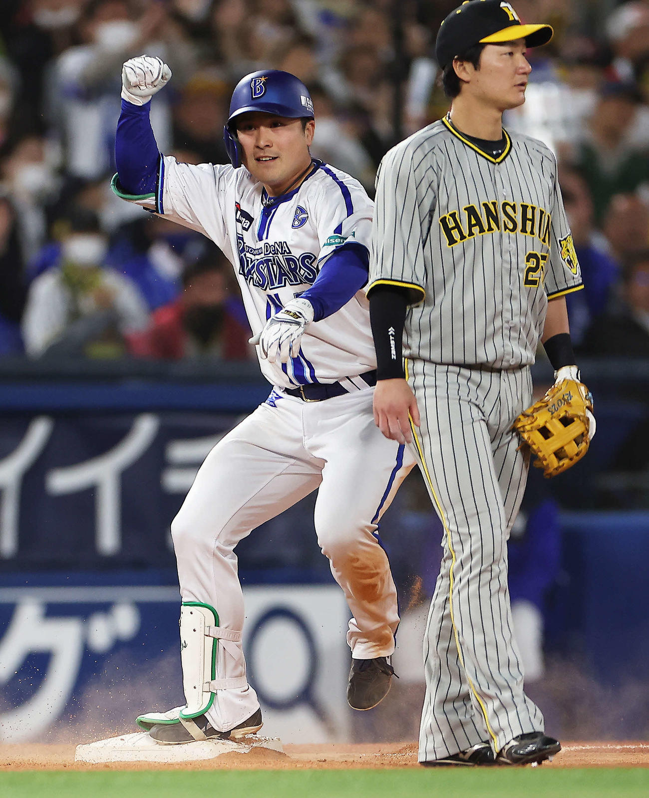 DeNA対阪神　5回裏DeNA1死、右翼線に三塁打を放ちガッツポーズする佐野（撮影・河田真司）