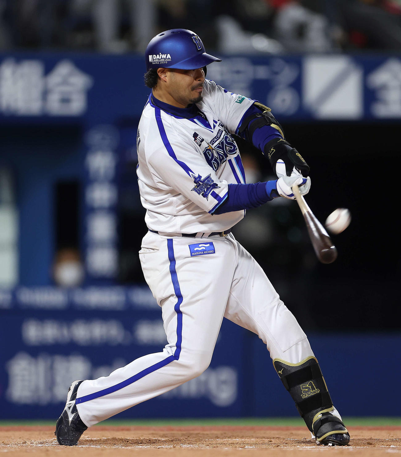 DeNA対阪神　6回裏DeNA1死三塁、中犠飛を放つ宮崎（撮影・河田真司）