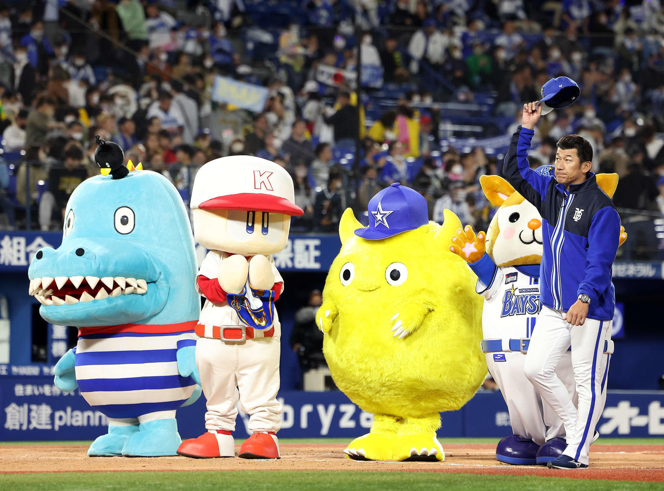 DeNA対阪神　阪神に勝利し、観客席にあいさつする三浦監督（右）（撮影・河田真司）