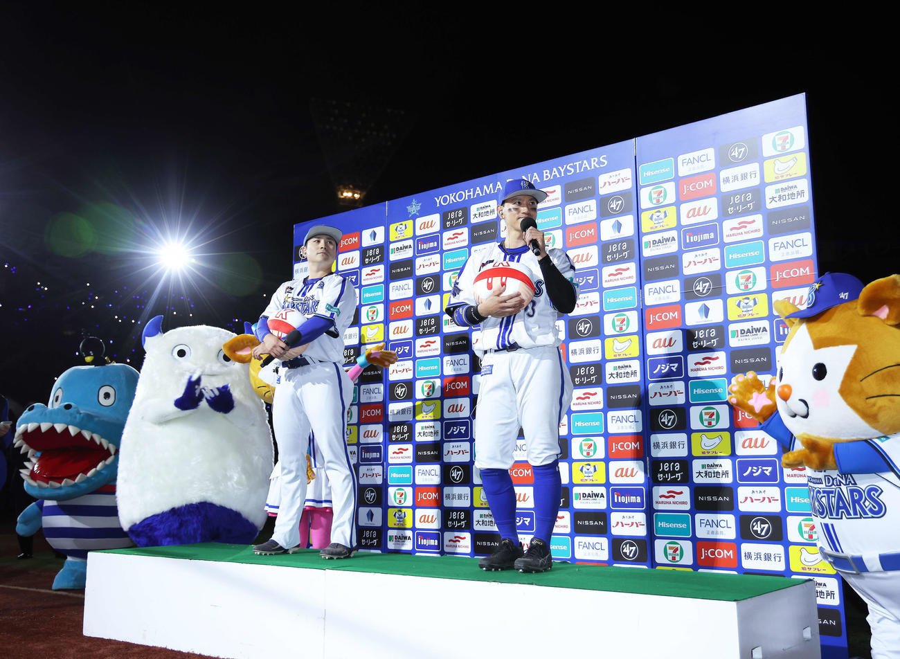 DeNA対阪神　阪神に勝利し、ヒーローインタビューでお立ち台に上がる佐野（左）と関根（撮影・河田真司）