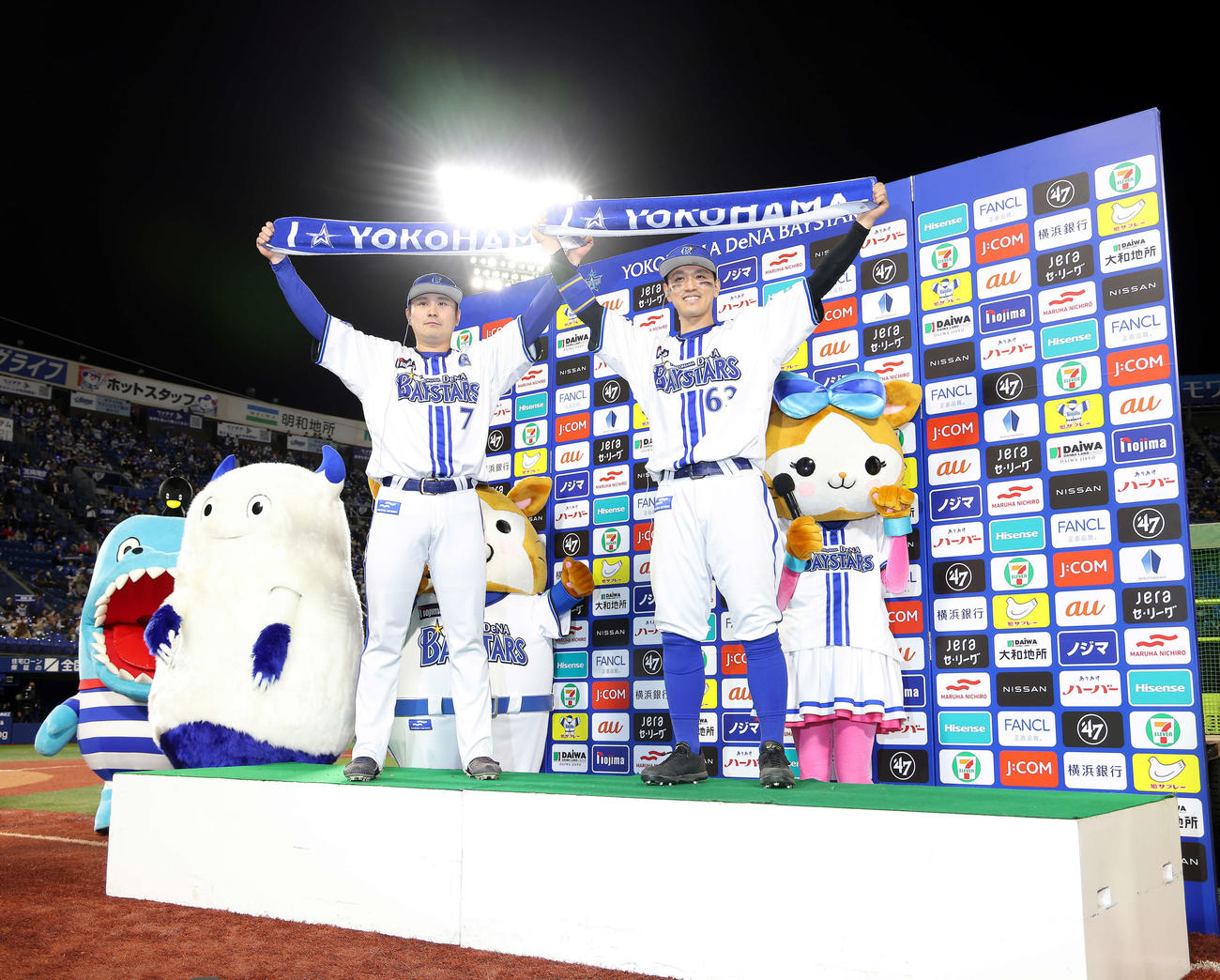 DeNA対阪神　阪神に勝利し、お立ち台で写真に納まる佐野（左）と関根（撮影・河田真司）