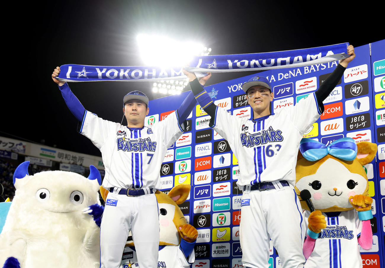 DeNA対阪神　阪神に勝利し、お立ち台で写真に納まる佐野（左）と関根（撮影・河田真司）