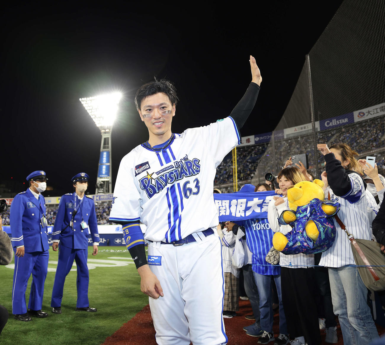 DeNA対阪神　ヒーローインタビューを終え、ファンサービスに応える関根（撮影・河田真司）