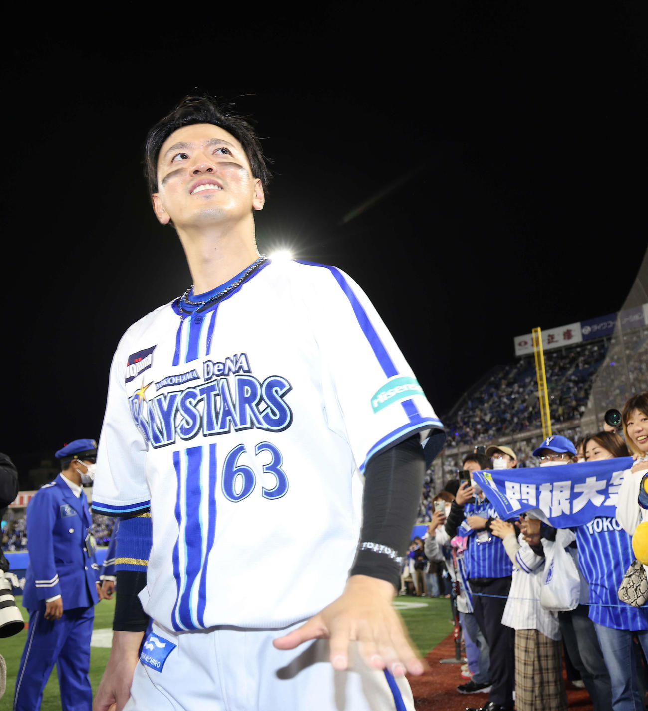 DeNA対阪神　ヒーローインタビューを終え、ファンサービスに応える関根（撮影・河田真司）