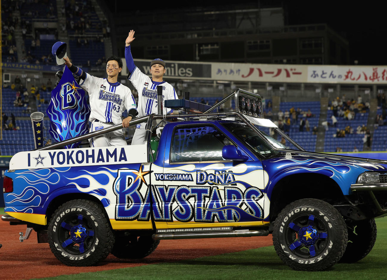 DeNA対阪神　阪神に勝利し、観客席にあいさつするDeNA関根（左）と佐野（撮影・河田真司）