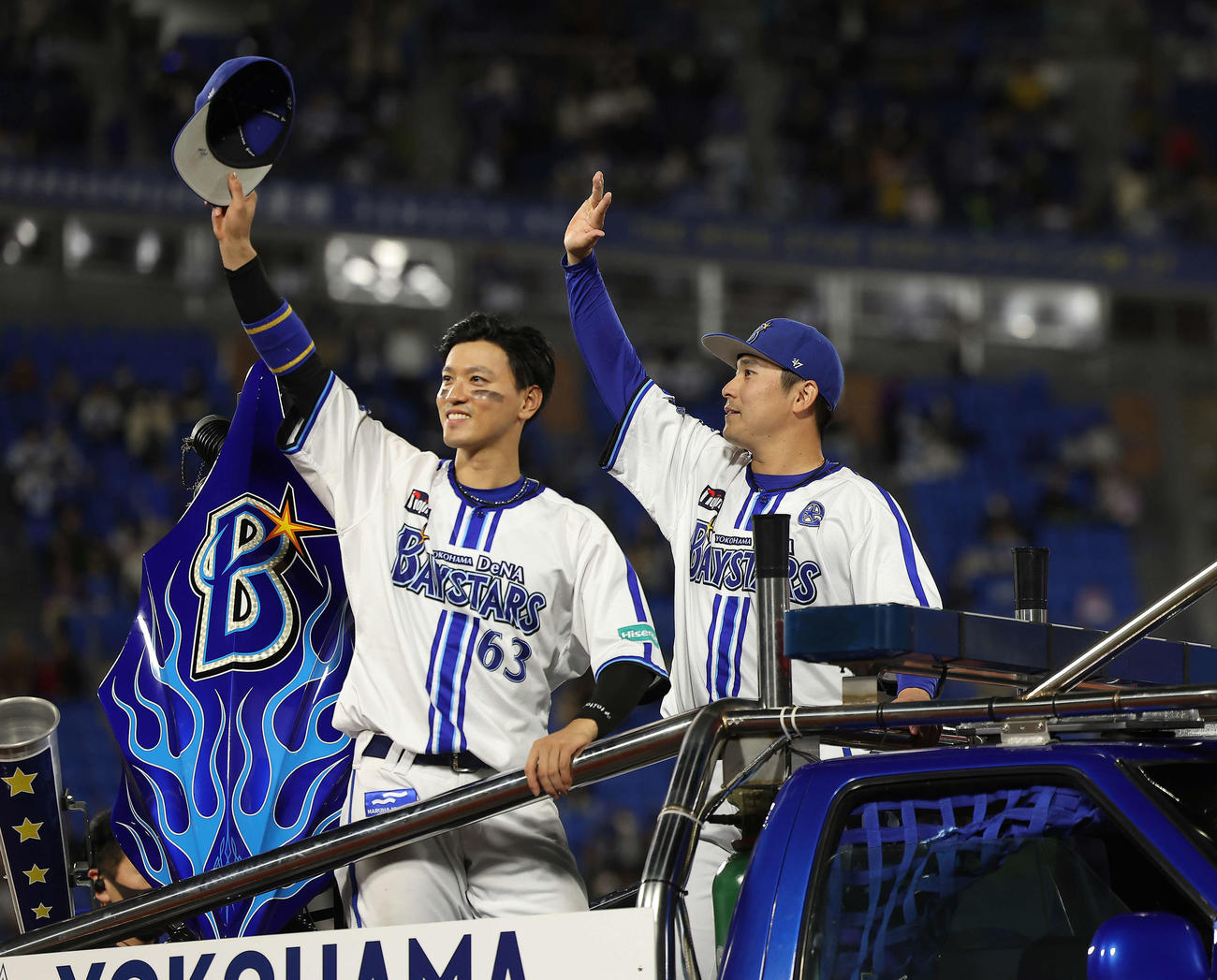 DeNA対阪神　阪神に勝利し、観客席にあいさつするDeNA関根（左）と佐野（撮影・河田真司）
