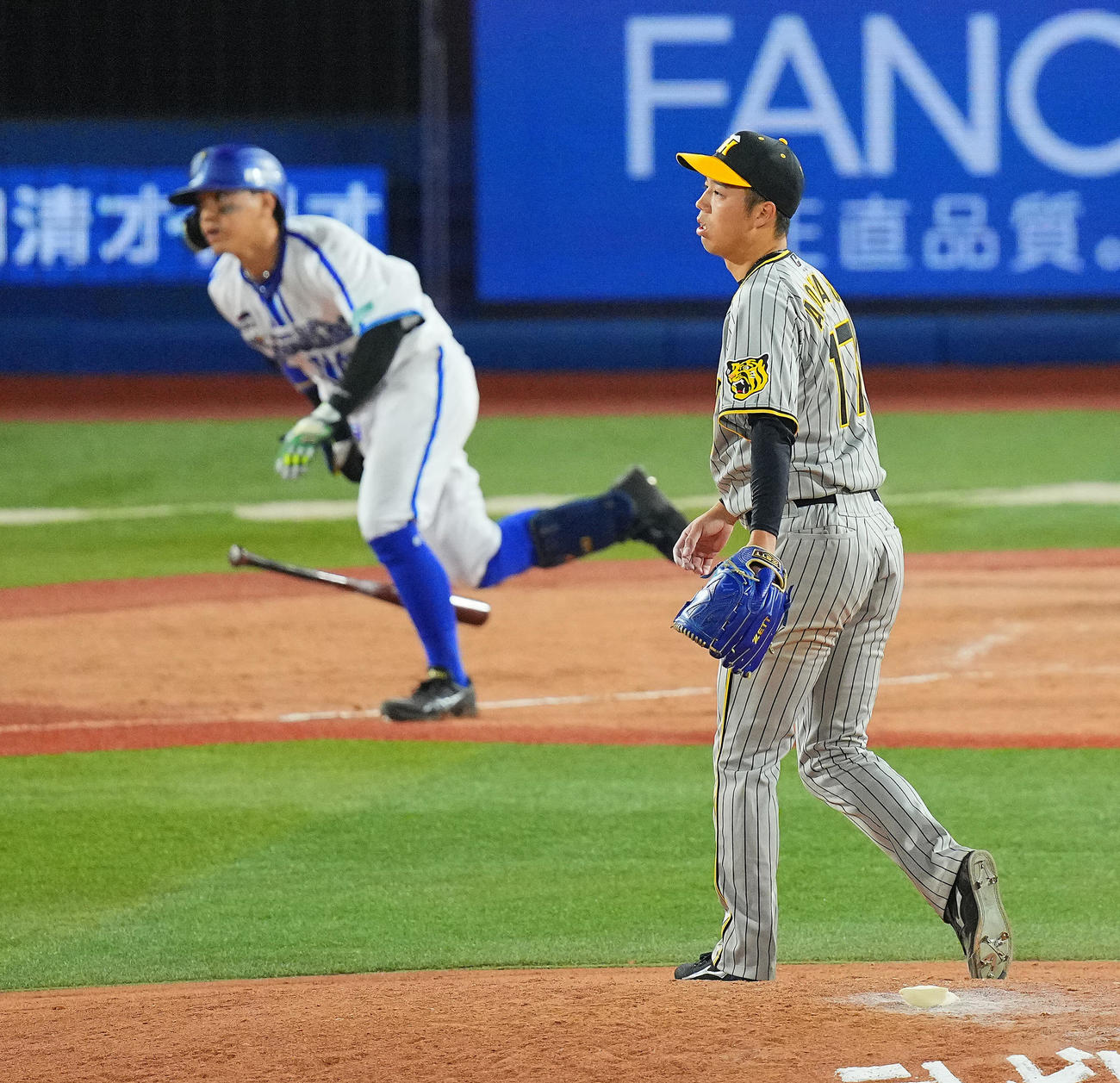 DeNA対阪神　5回裏DeNA2死一、二塁、関根に適時二塁打を許す青柳（撮影・垰建太）