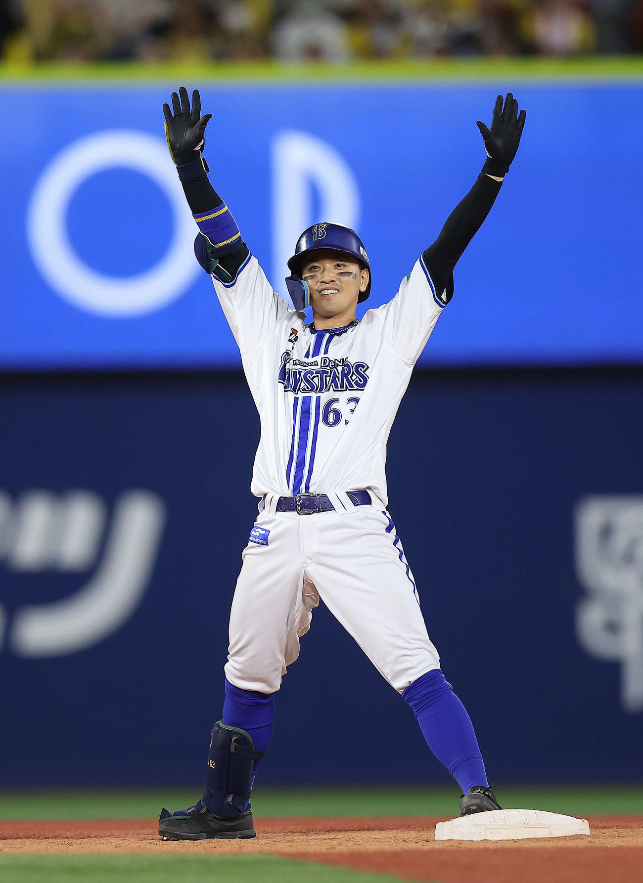DeNA対阪神　5回裏DeNA2死一、二塁、右翼線2点適時二塁打を放ち、塁上でバンザイする関根（撮影・河田真司）
