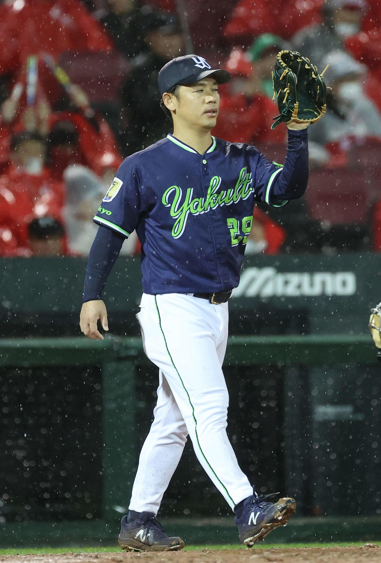 広島対ヤクルト　6回裏広島1死二、三塁、野間に先制右適時打を浴びた小川（撮影・加藤孝規）