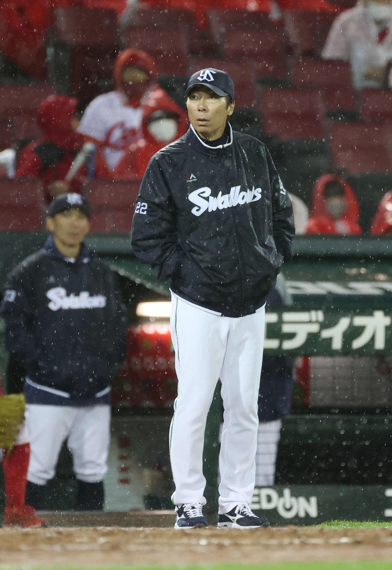 広島対ヤクルト　8回コールドゲームで試合終了となりぼうぜんとする高津監督（撮影・加藤孝規）