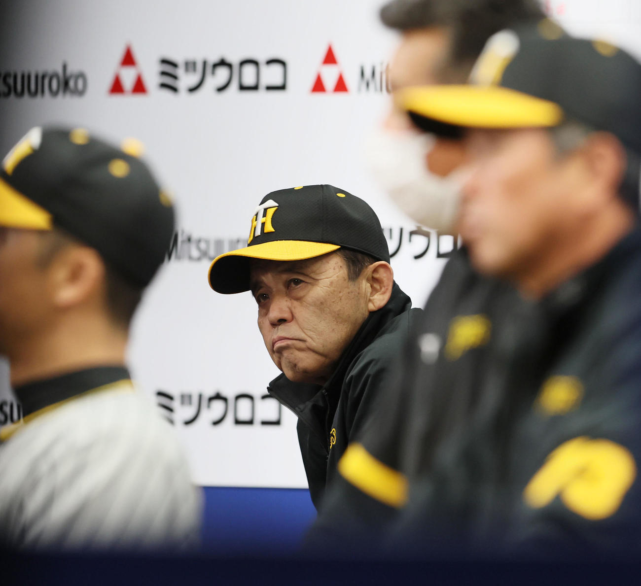 DeNA対阪神　6回裏、ベンチで厳しい表情を見せる岡田監督（撮影・加藤哉）