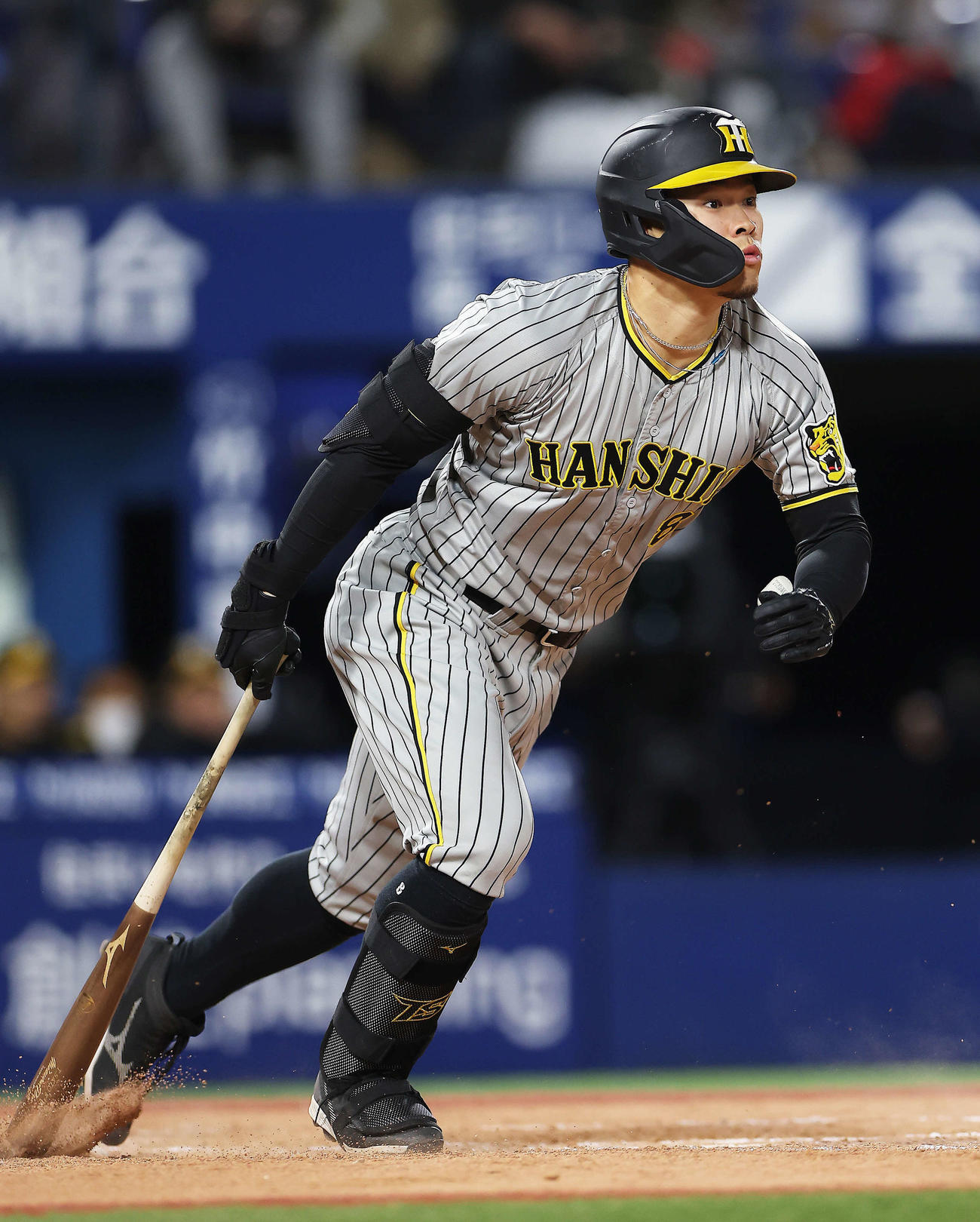 DeNA対阪神　7回表阪神無死一塁、右前打を放つ佐藤輝（撮影・河田真司）