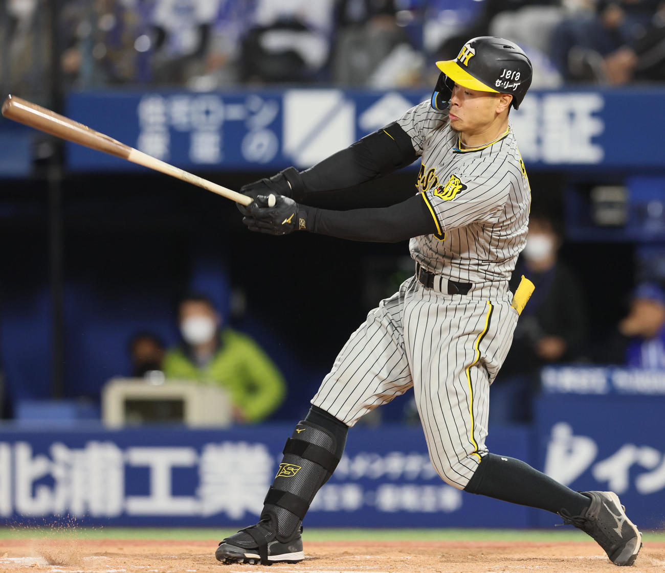 DeNA対阪神　7回表阪神1死一塁、佐藤輝は右前打を放つ（撮影・加藤哉）