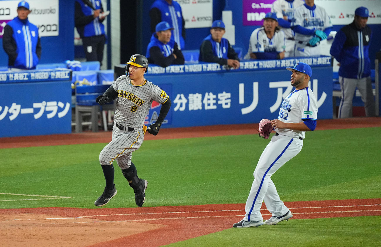 DeNA対阪神　7回表阪神無死一塁、右前打を放つ佐藤輝（左）。投手エスコバー（撮影・垰建太）