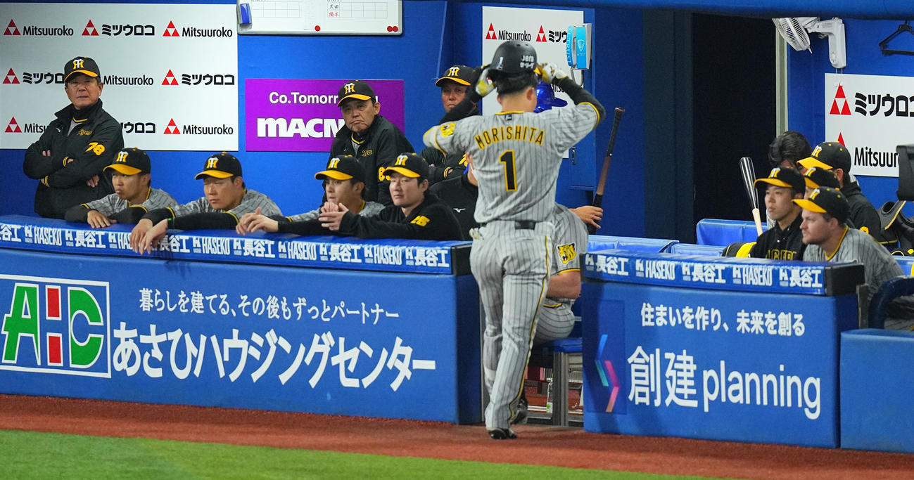 DeNA対阪神　9回表阪神無死、中飛に倒れた代打森下（1番）を見つめる岡田監督（左奥）（撮影・垰建太）