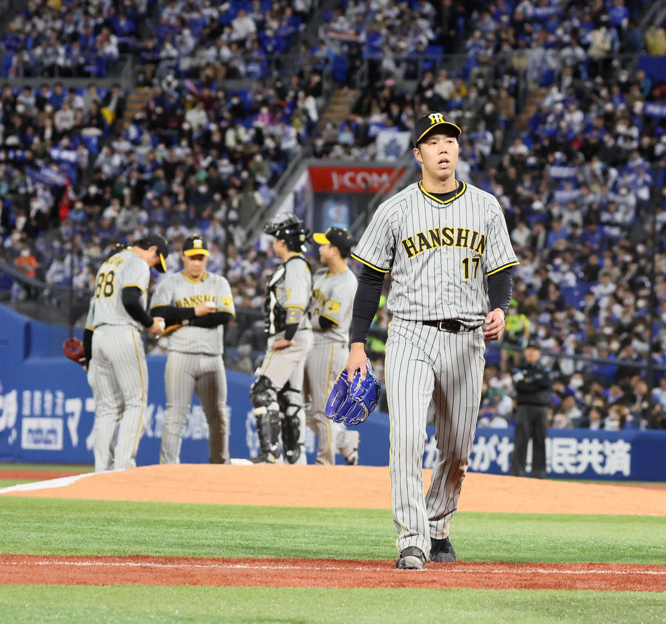 DeNA対阪神　5回裏DeNA2死二塁、青柳は富田と交代でベンチへ引き揚げる（撮影・加藤哉）