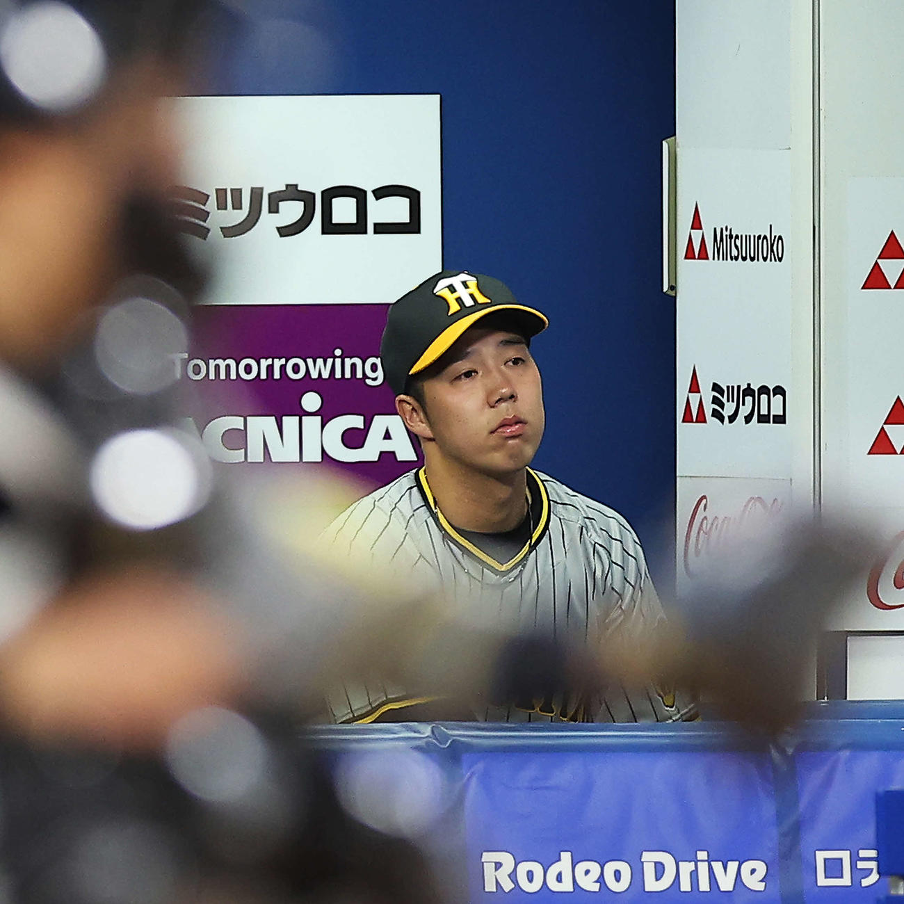 DeNA対阪神　5回裏DeNA2死二塁、降板し、ベンチで浮かない表情を見せる青柳（撮影・河田真司）