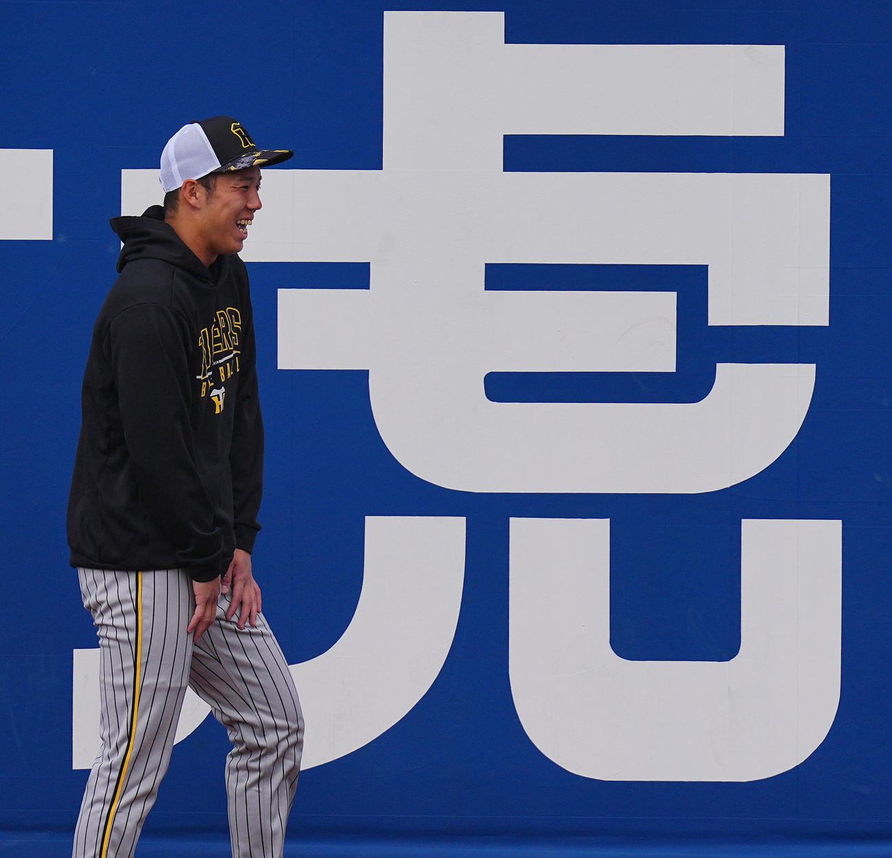 DeNA対阪神　試合前、笑顔を見せる阪神青柳（撮影・垰建太）