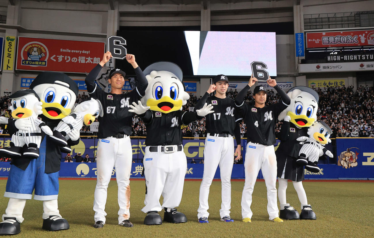 ロッテ対オリックス　ロッテ本拠地6連勝を決め、スタンドに笑顔でガッツポーズする、左から茶谷、佐々木朗、藤岡（撮影・浅見桂子）