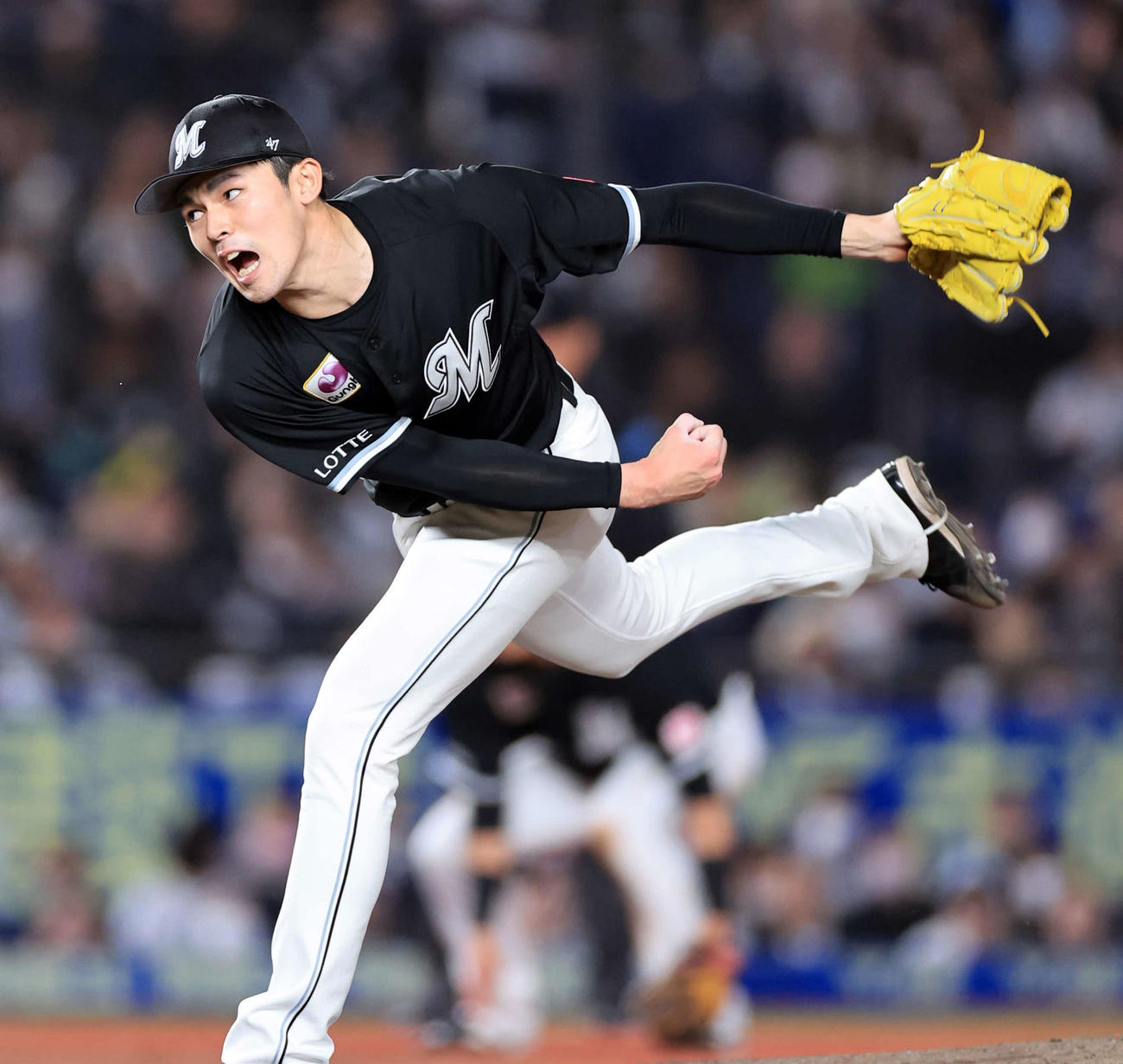 ロッテ対オリックス　7回表オリックスの攻撃でも声を出し力投する佐々木朗（撮影・浅見桂子）