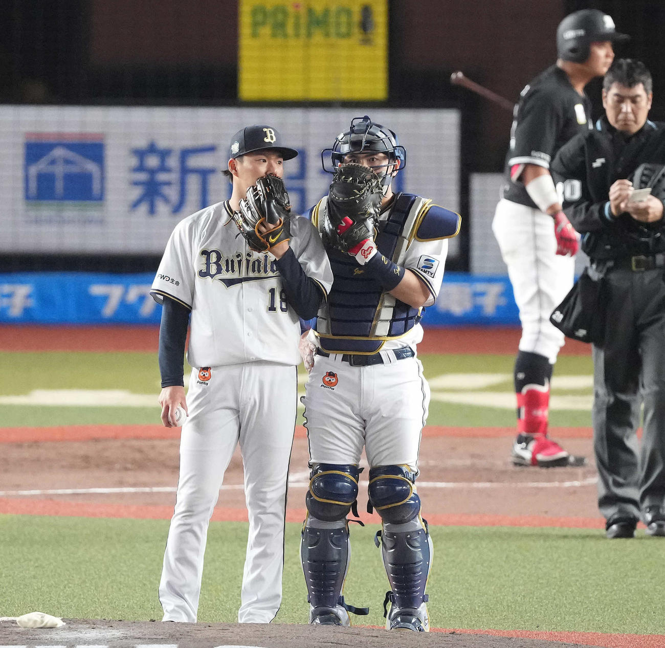 ロッテ対オリックス　2回裏ロッテ2死二塁、打者佐藤都を迎え、マウンドで捕手若月（右）と話す山本（撮影・鈴木みどり）