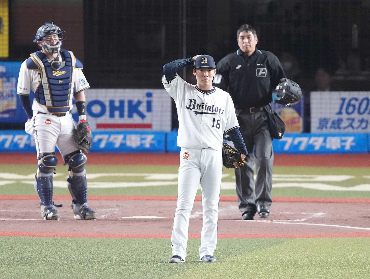 ロッテ対オリックス　4回裏ロッテ2死一、三塁、茶谷に先制の左前適時打を浴び、ぼうぜんとする山本（撮影・鈴木みどり）