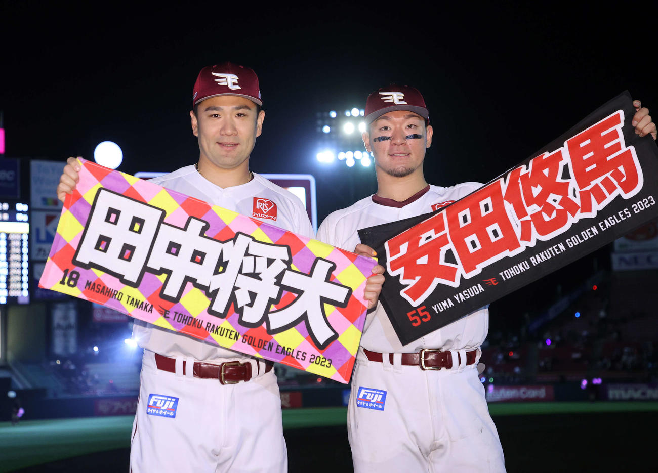 楽天対ソフトバンク　勝利し笑顔を見せる楽天田中将（左）と安田（撮影・鈴木正人）