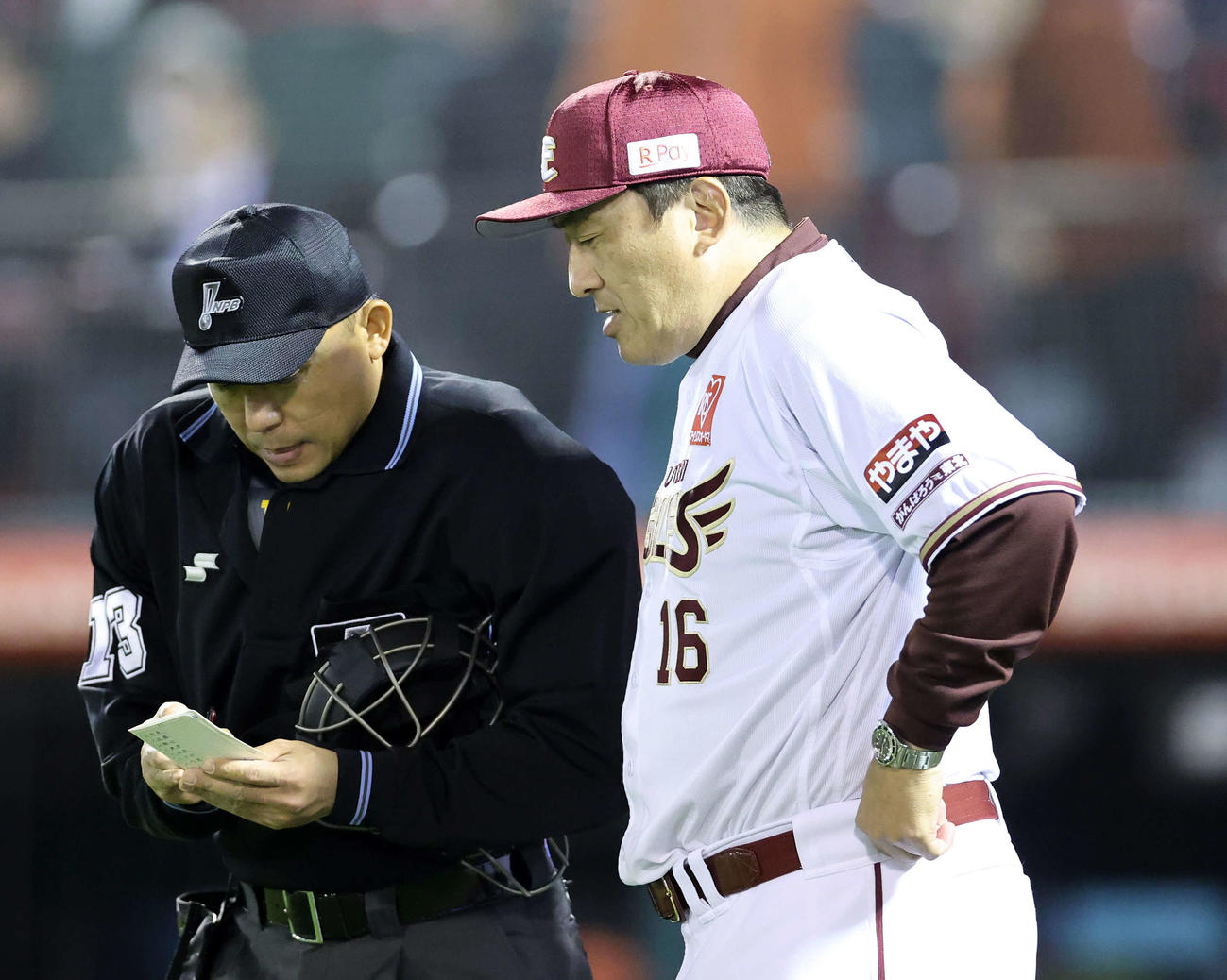 楽天対ソフトバンク　9回表、投手交代を告げる楽天石井監督（撮影・鈴木正人）