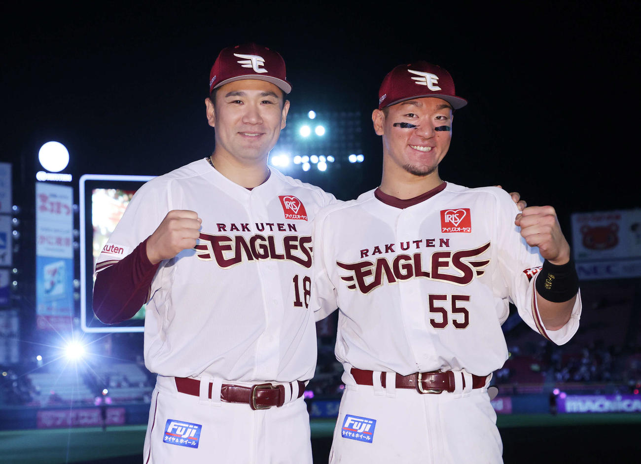 楽天対ソフトバンク　勝利しガッツポーズする楽天田中将（左）と安田（撮影・鈴木正人）
