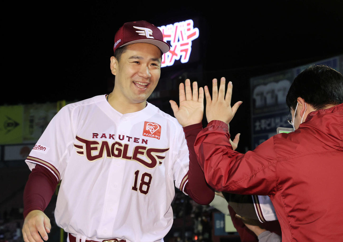 楽天対ソフトバンク　勝利しファンと笑顔でタッチする楽天田中将（撮影・鈴木正人）