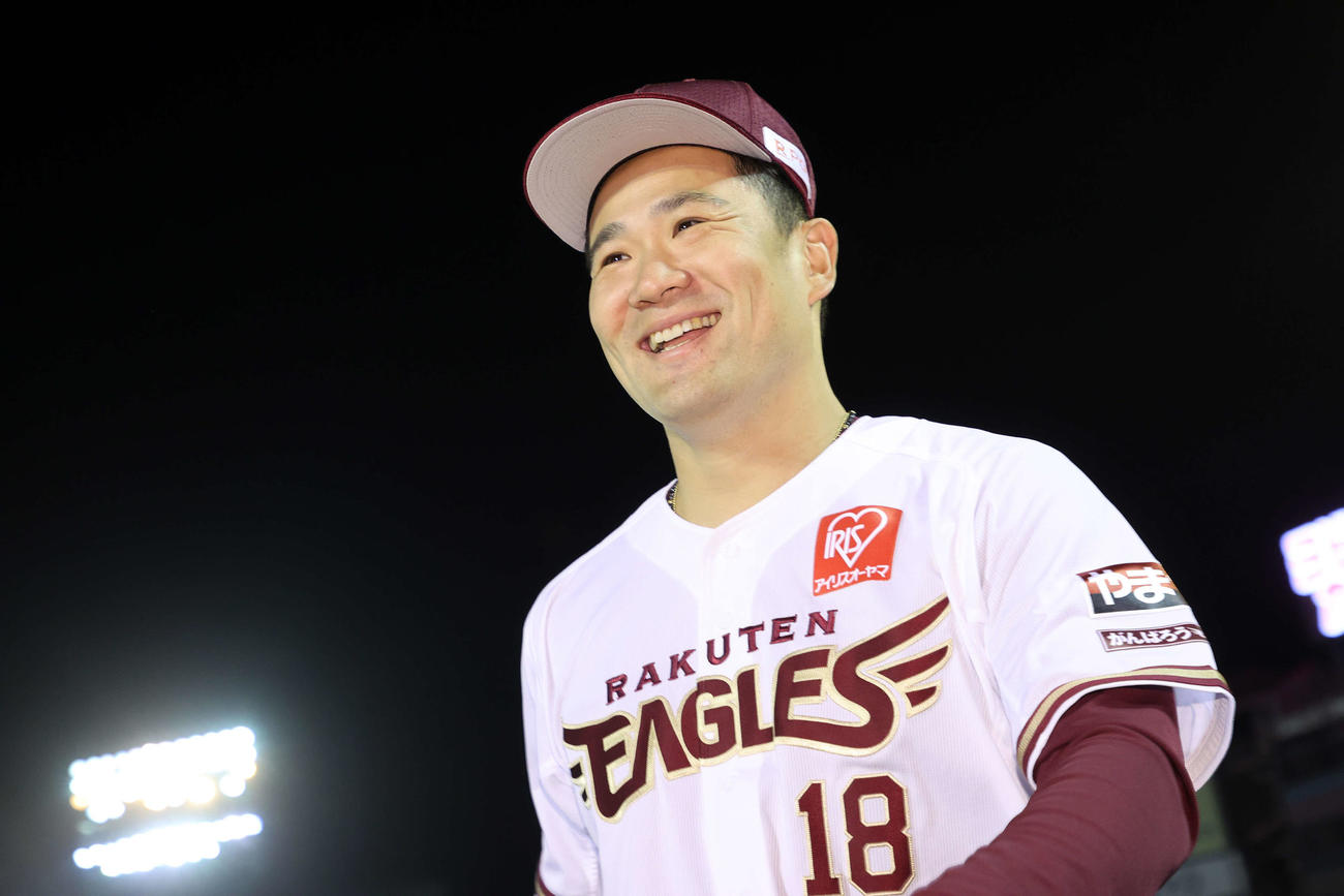 楽天対ソフトバンク　勝利し笑顔で引き揚げる楽天田中将（撮影・鈴木正人）