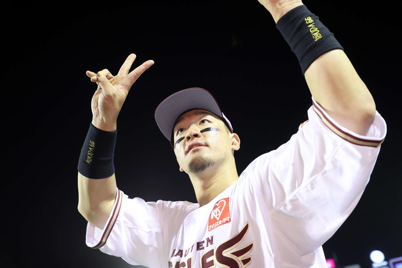 楽天対ソフトバンク　勝利し引き揚げる楽天安田（撮影・鈴木正人）