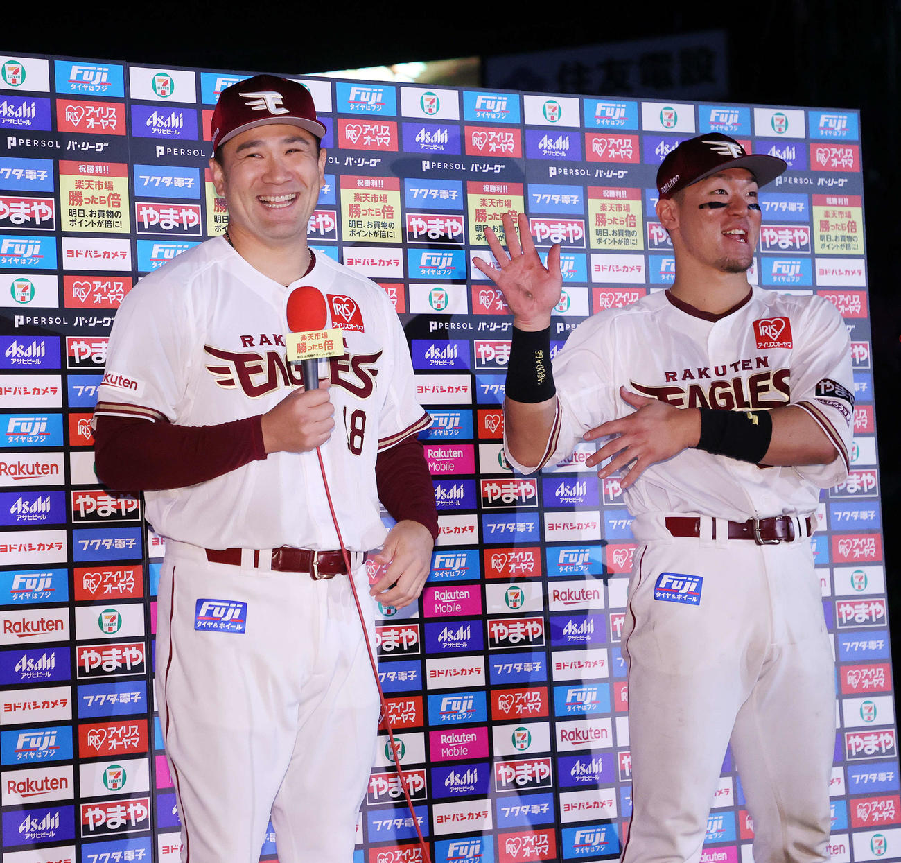 楽天対ソフトバンク　お立ち台で笑顔を見せる楽天田中将（左）と安田（撮影・鈴木正人）
