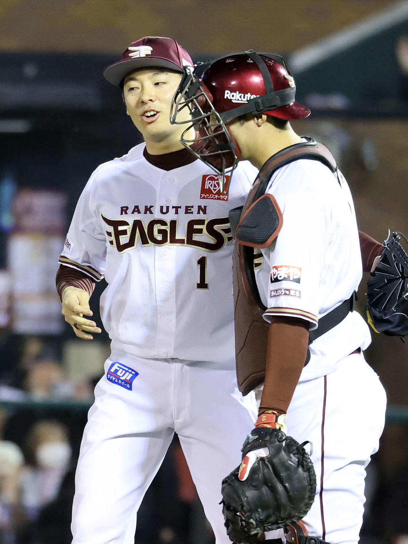 楽天対ソフトバンク　勝利し笑顔を見せる楽天松井裕（左）と太田（撮影・鈴木正人）