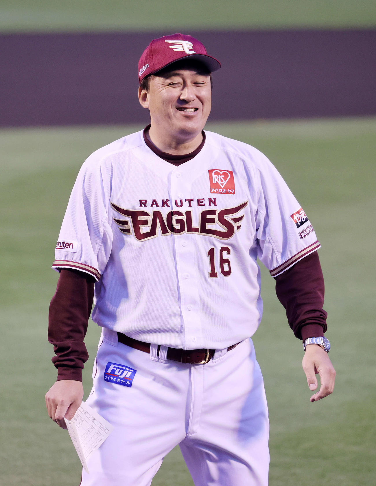 楽天対ソフトバンク　メンバー交換し笑顔でベンチに引き揚げる楽天石井監督（撮影・鈴木正人）