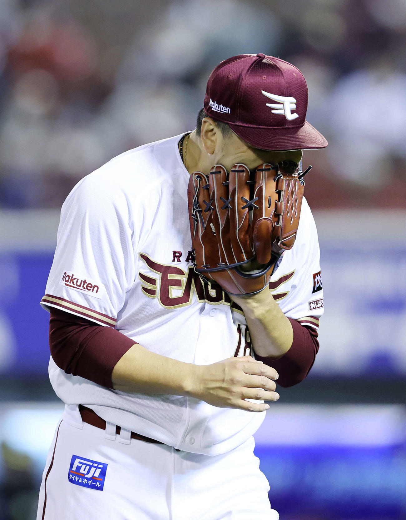 楽天対ソフトバンク　3回表、ソフトバンクの攻撃を抑え、グラブで口元を隠し雄たけびを上げる楽天田中将（撮影・鈴木正人）