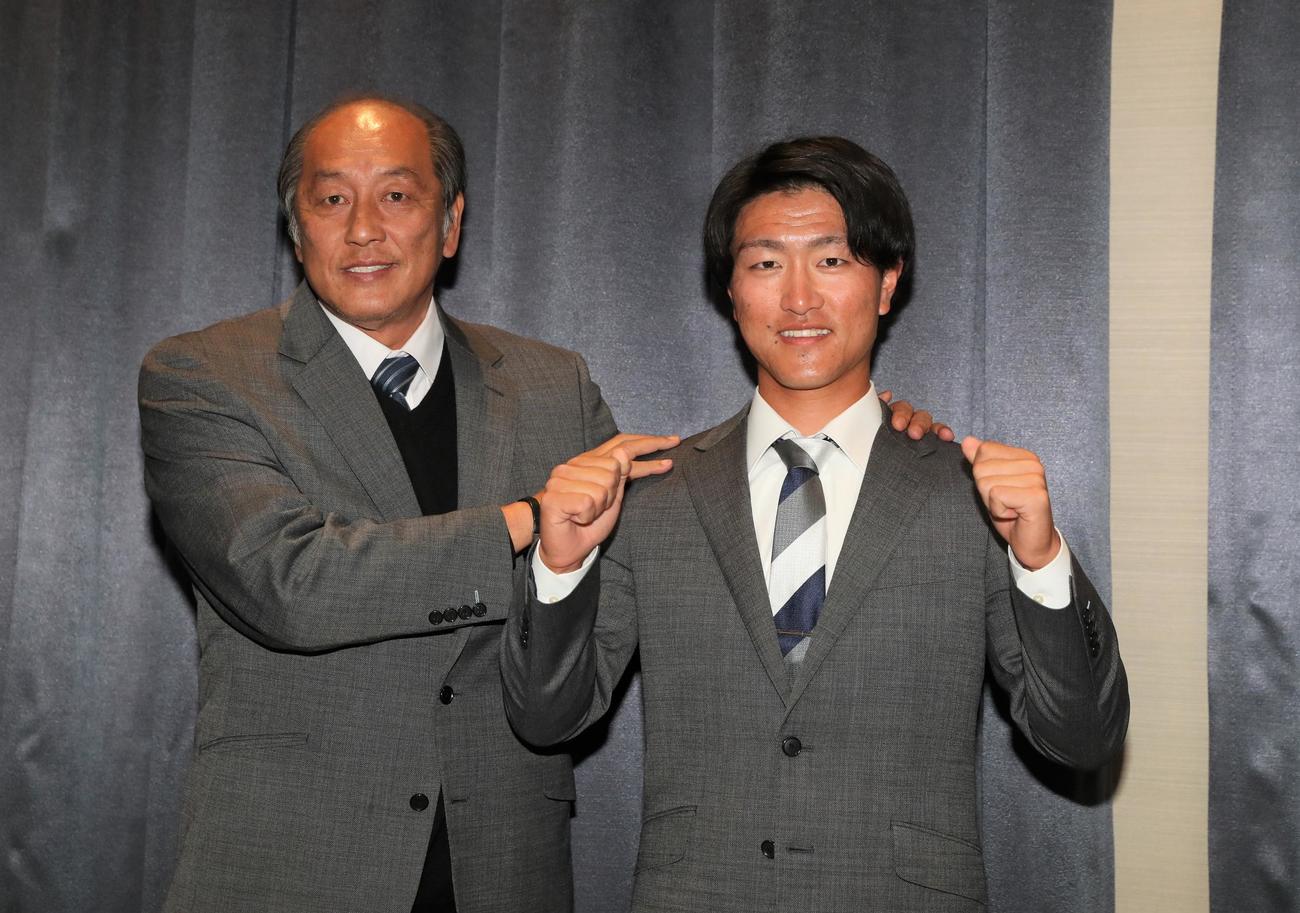 支配下登録選手となり西武渡辺GM（左）に激励される古市（撮影・黒川智章）