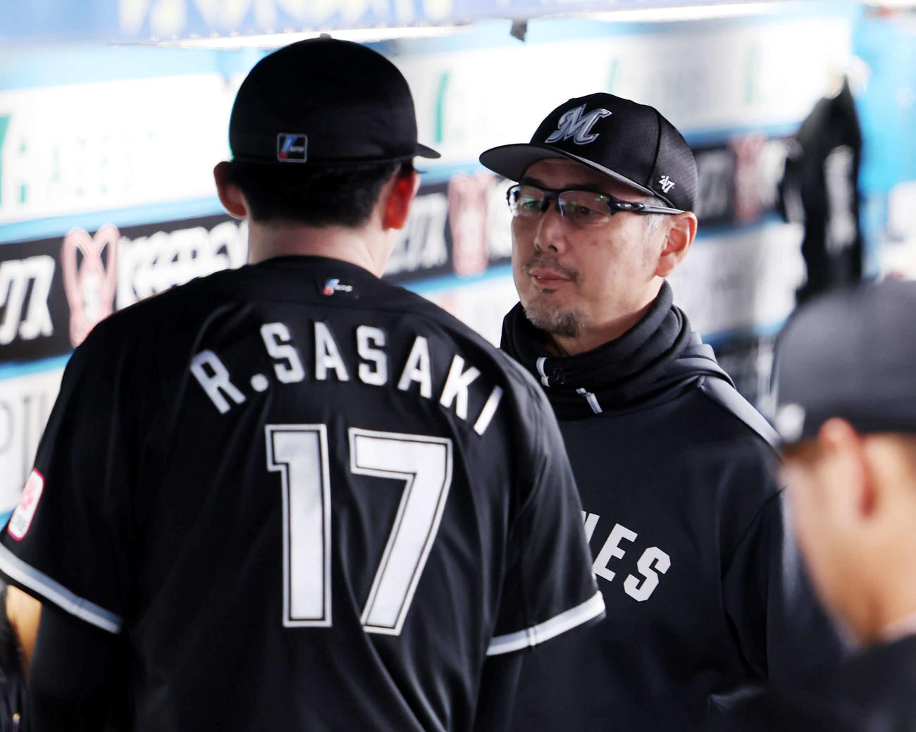 ロッテ対オリックス　7回表オリックスの攻撃を抑えた佐々木朗（左）をねぎらう吉井監督（撮影・浅見桂子）