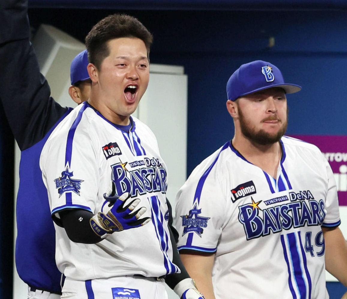 DeNA対阪神　6回裏DeNA無死二、三塁、牧（左）は佐野の適時二塁打にベンチでガッツポーズを見せる（撮影・加藤哉）