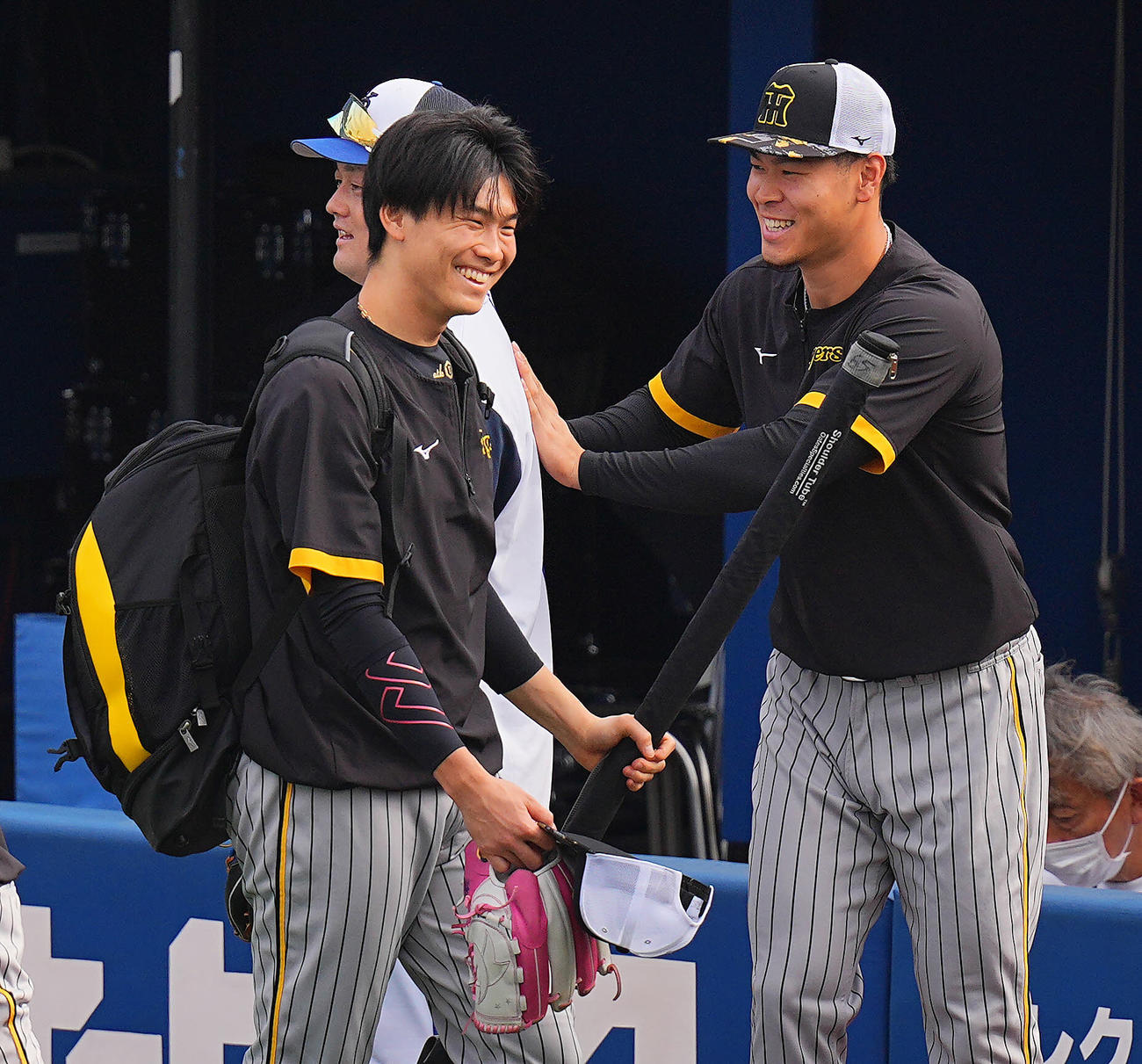 DeNA対阪神　試合前DeNA牧（右から2人目）の背中をさする阪神佐藤輝（同端）。手前は湯浅（撮影・垰建太）