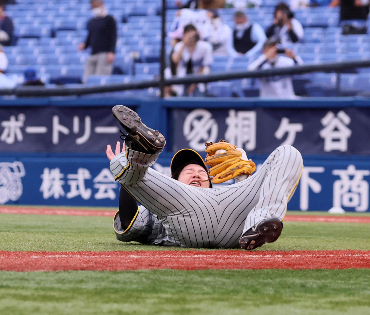 DeNA対阪神　シートノック前のフライボール捕球で坂本と接触し転倒する渡辺諒（撮影・加藤哉）